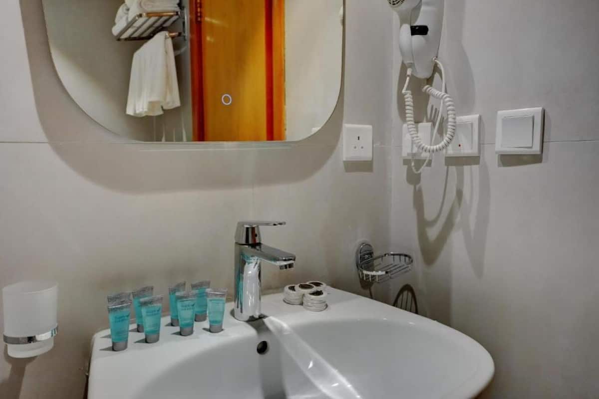 Regadera, amenidades de baño gratuitas, secadora de cabello, toallas