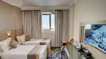 Deluxe Triple Room | Minibar, WiFi (free), bed sheets