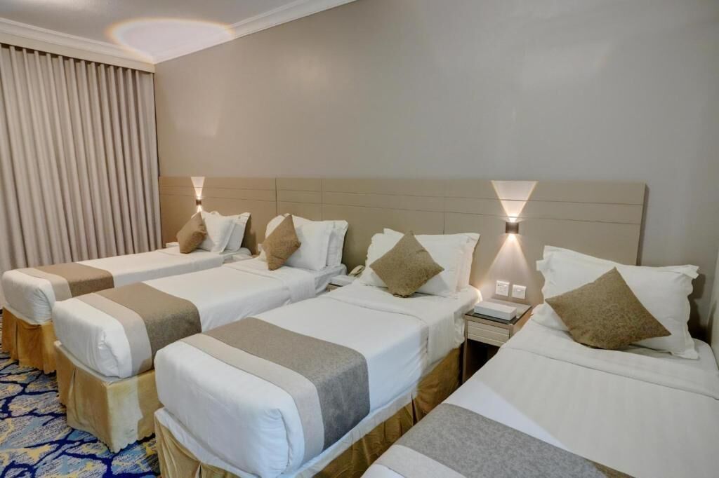 Deluxe-Vierbettzimmer | Minibar, kostenloses WLAN, Bettwäsche