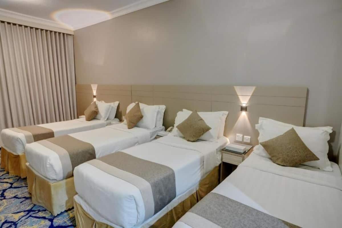 Habitación cuádruple Deluxe | Minibar, wifi gratis y ropa de cama