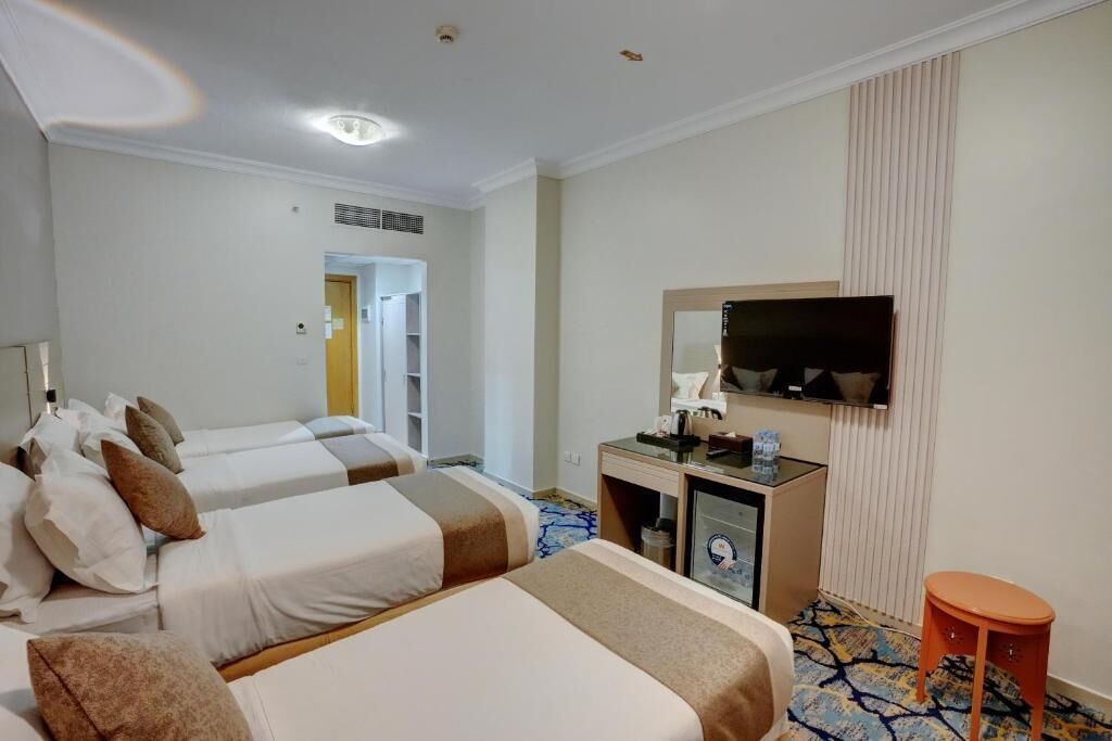 Minibar, free WiFi, bed sheets