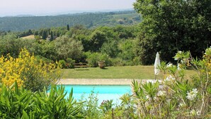 A swimming pool with a view of a forested landscape. - Shabby chic cottage with pool in Chianti (Castellina in Chianti)