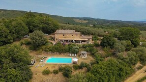 A large stone house with a swimming pool surrounded by lush greenery. - Shabby chic cottage with pool in Chianti (Castellina in Chianti)