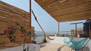 A rooftop terrace with a hammock, potted plants, and outdoor seating. - A great location with contemporary comfort and the richness of Oaxacan culture. (Oaxaca de Juárez)