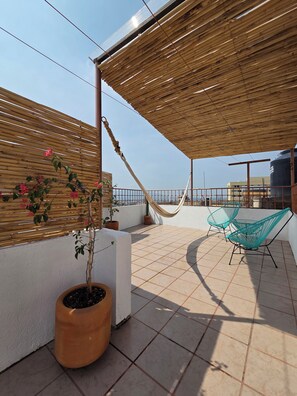 A rooftop terrace with a hammock, potted plants, and outdoor seating. - A great location with contemporary comfort and the richness of Oaxacan culture. (Oaxaca de Juárez)
