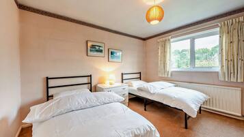 3 bedrooms, desk, iron/ironing board, WiFi