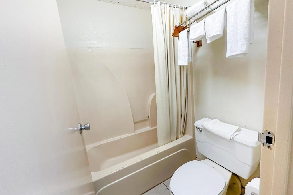 Habitación doble, vista al patio | Baño | Tina con regadera, amenidades de baño gratuitas, secadora de cabello 