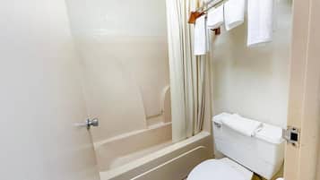 Habitación doble, vista al patio | Baño | Tina con regadera, amenidades de baño gratuitas, secadora de cabello