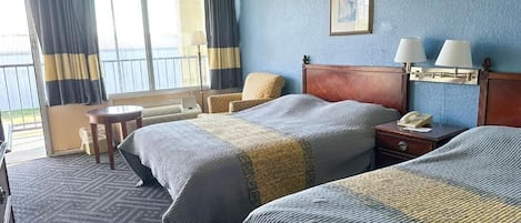 Doppelzimmer, Blick auf den Innenhof | Schreibtisch, laptopgeeigneter Arbeitsplatz, Bügeleisen/Bügelbrett