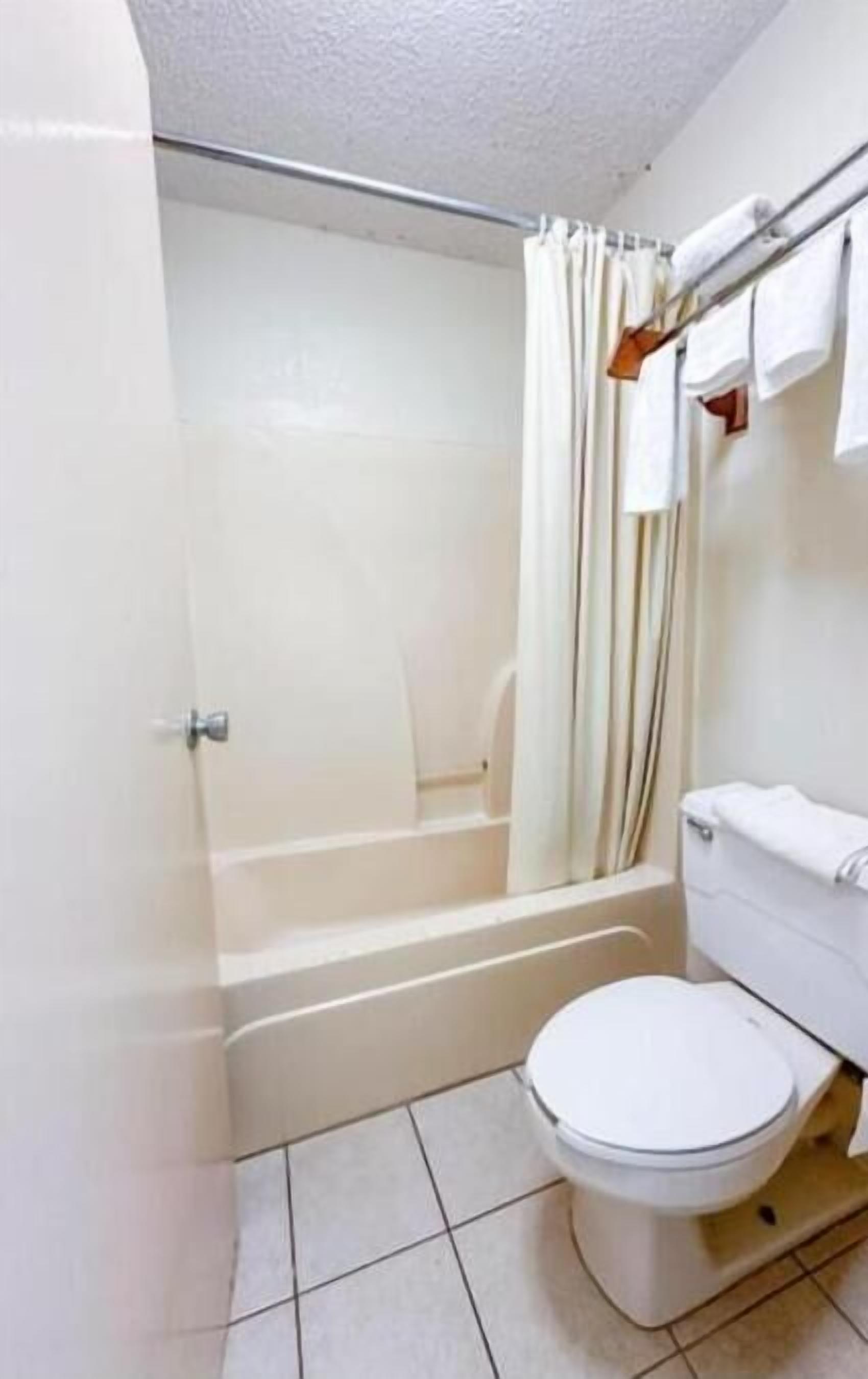 Double Room, Courtyard View | Bathroom | Combined shower/tub, free toiletries, hair dryer, towels