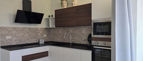 Coffee/tea maker, fridge, microwave, oven