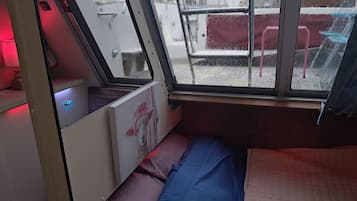 1 bedroom, bed sheets