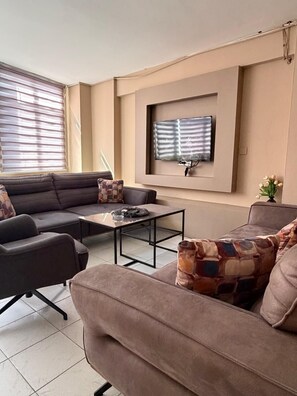 Departamento, 1 habitación, para fumadores, vista a la ciudad | Área de sala de estar