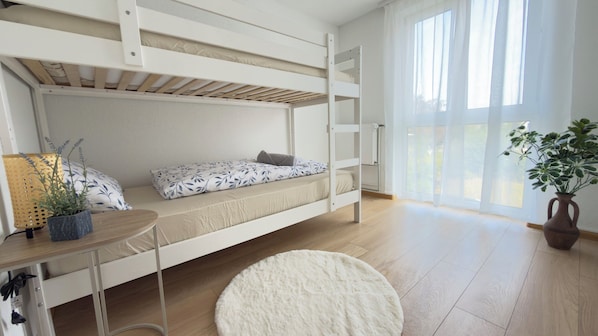 4 bedrooms, iron/ironing board, WiFi, bed sheets
