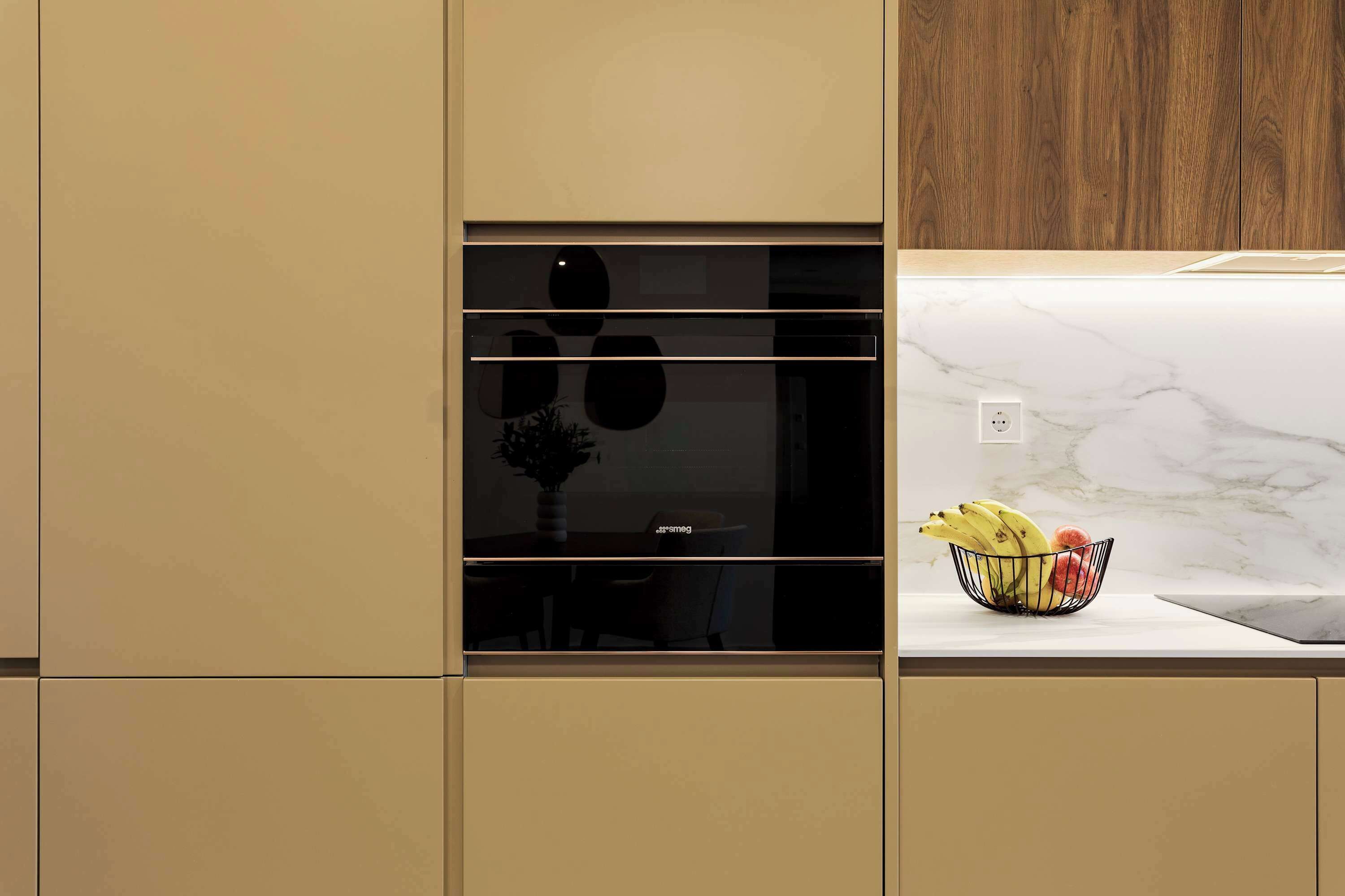Wasserkocher mit Kaffee-/Teezubehör, Kühlschrank, Mikrowelle, Ofen
