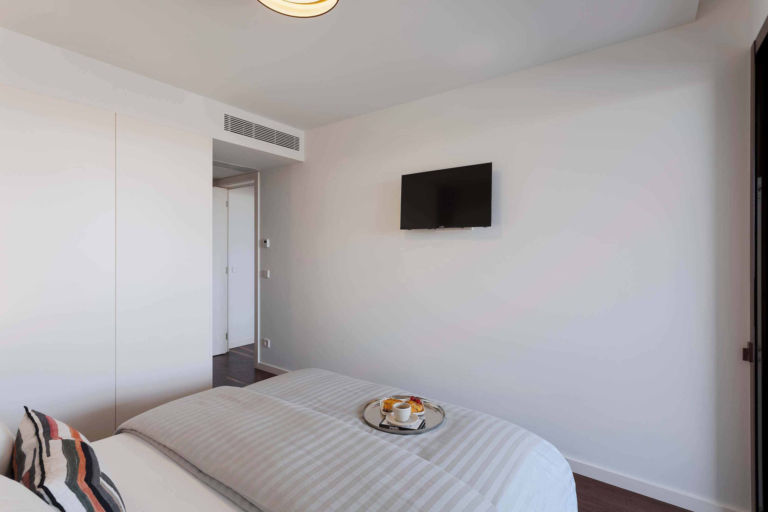 2 habitaciones, tabla de planchar con plancha, cuna de viaje y wifi 