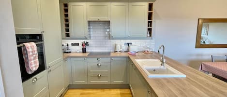 Coffee/tea maker, fridge, microwave, oven