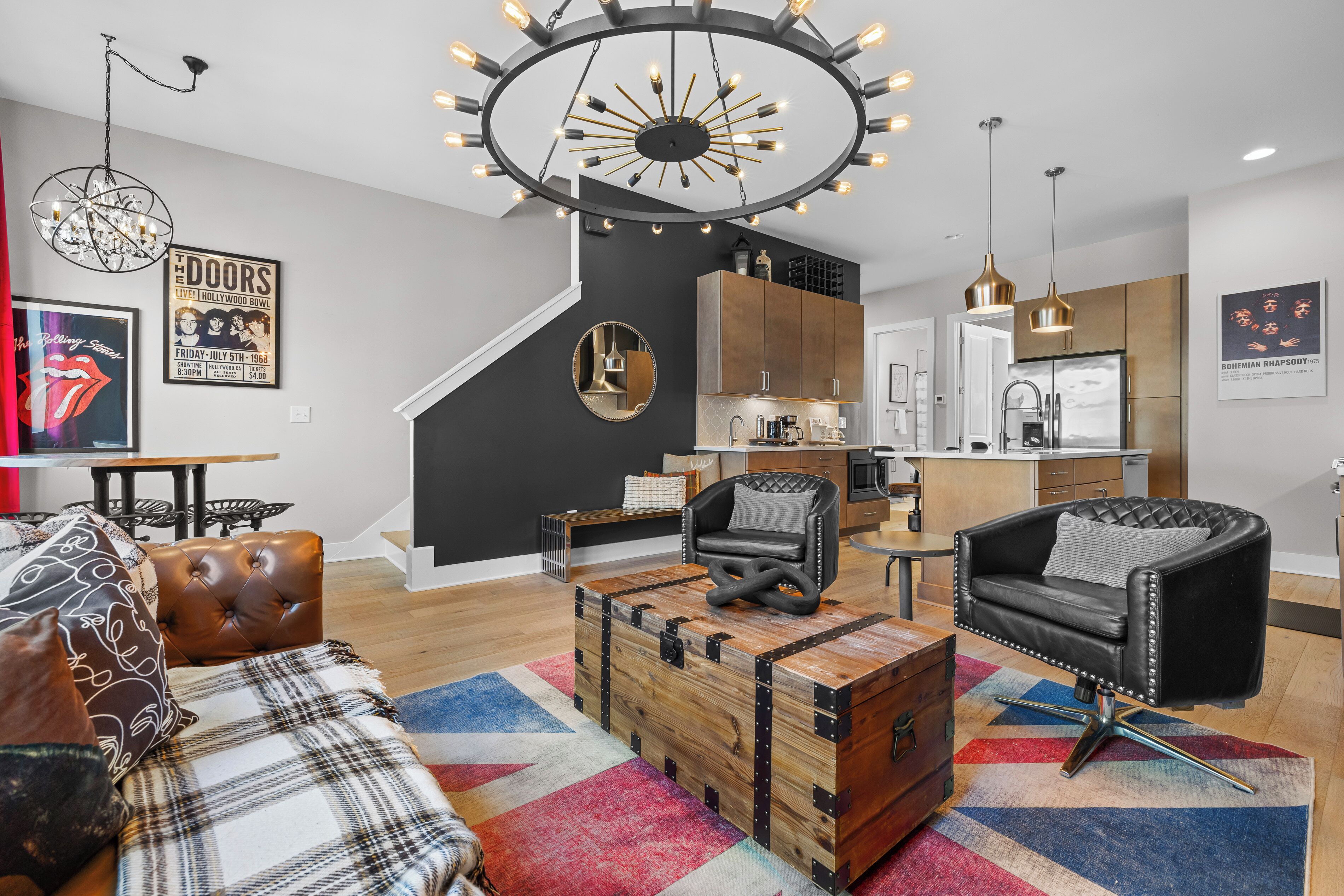 Een moderne woonkamer met een open haard, een eethoek en een keuken.