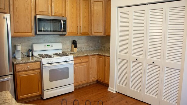 Private kitchen - 2-bedroom condo in beautiful Rosedale with AC and comfort (Rosedale)