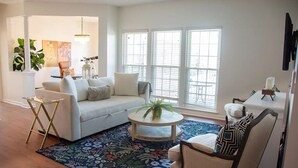 Living area - 2-bedroom condo in beautiful Rosedale with AC and comfort (Rosedale)
