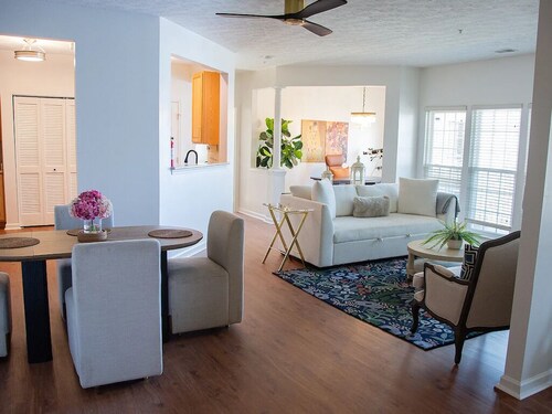 2-bedroom condo in beautiful Rosedale with AC and comfort