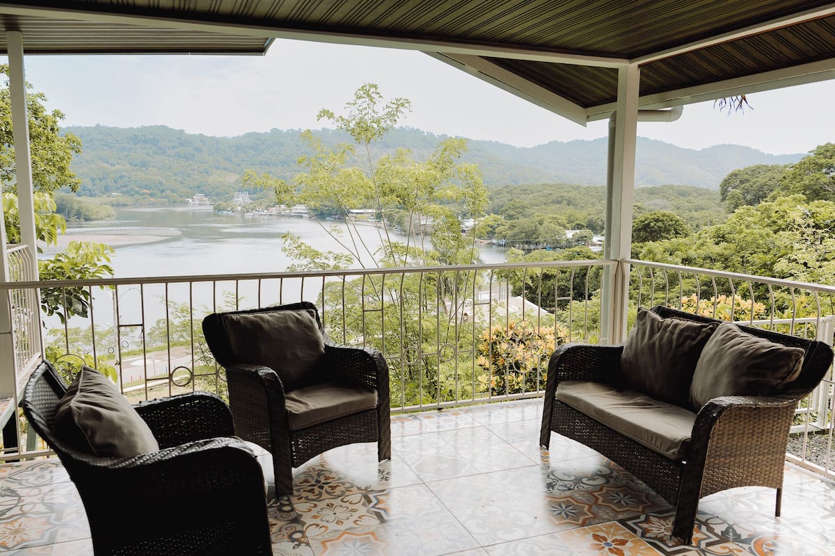 Comfort Cottage, Balcony, Sea View | Property grounds