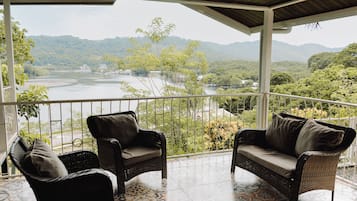 Comfort Cottage, Balcony, Sea View | Property grounds