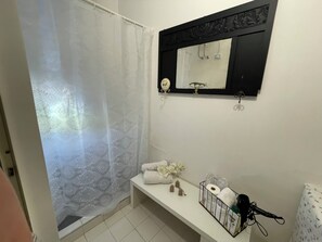Bathroom - Vrbo Property (Avola)