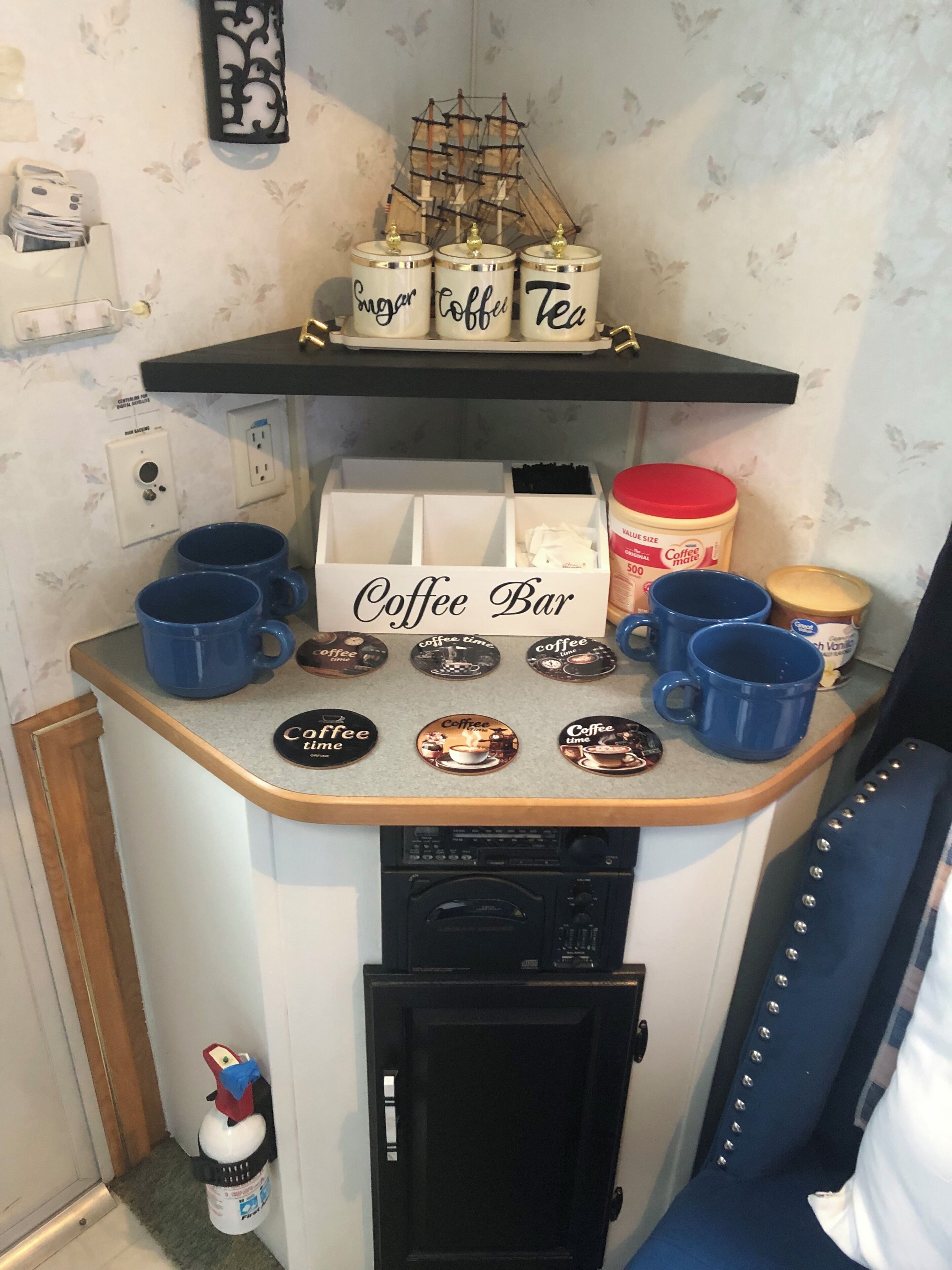 Una barra de café con una máquina de café, tazas y un preparador de café.