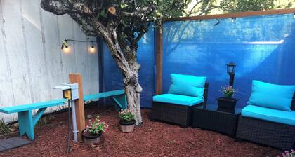 Quaint 1-bedroom 30' 5th wheel in pleasant Lake Goodwin for relaxing