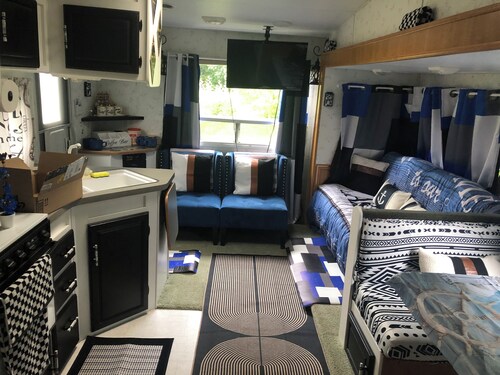 Quaint 1-bedroom 30' 5th wheel in pleasant Lake Goodwin for relaxing