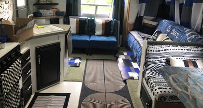 Quaint 1-bedroom 30' 5th wheel in pleasant Lake Goodwin for relaxing
