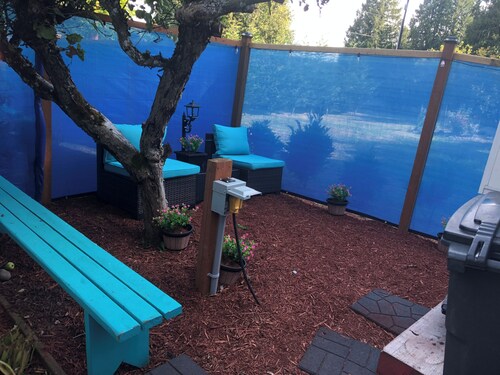 Quaint 1-bedroom 30' 5th wheel in pleasant Lake Goodwin for relaxing