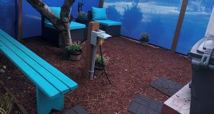 Quaint 1-bedroom 30' 5th wheel in pleasant Lake Goodwin for relaxing