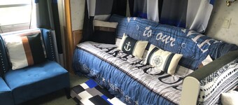 Quaint 1-bedroom 30' 5th wheel in pleasant Lake Goodwin for relaxing