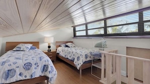 A bedroom with two beds, a window with blinds, a bedside table with a lamp, and a wooden ceiling. - Exec Bay Resort-Style 4BR Townhome w/Beach, Marina, Heat/Chill Pool & Pickleball (Islamorada)