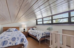 A bedroom with two beds, a window with blinds, a bedside table with a lamp, and a wooden ceiling. - Exec Bay Resort-Style 4BR Townhome w/Beach, Marina, Heat/Chill Pool & Pickleball (Islamorada)
