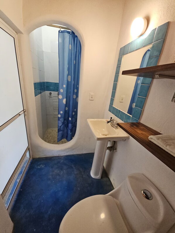 Ein Badezimmer mit einer Badewanne, einem Waschbecken und einer Toilette.