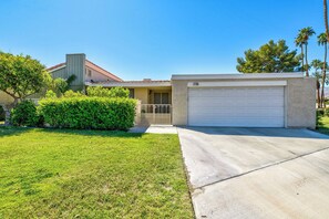 Exterior - Beautiful 2-bedroom condo +DEN in charming Rancho Mirage (Rancho Mirage)