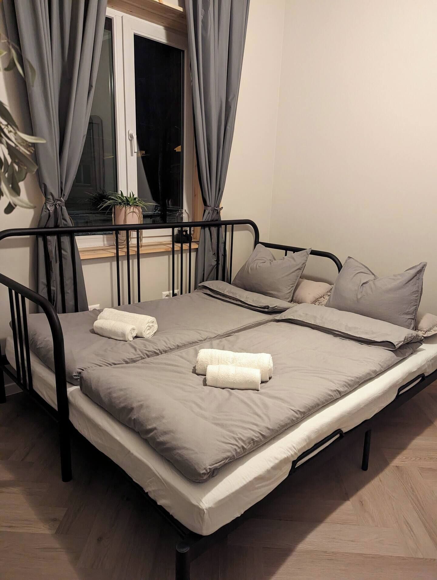 2 bedrooms, iron/ironing board, WiFi, bed sheets