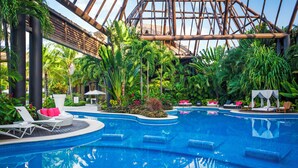 2 piscines a l'aire lliure (horari: 07:00-19:00), para-sols i gandules 