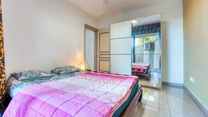 A bedroom with a bed, a wardrobe, a mirror, and a window. - Vétyvers - Climatisation - Terrasse (Saint-Louis)