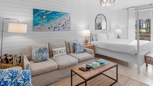 Ett modernt hotellrum med en säng, en soffa och en tavla på väggen.
