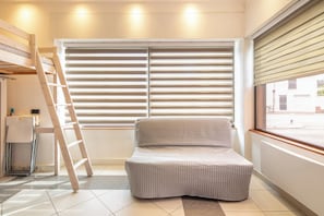 A room with a bed, a ladder, a window with blinds, and a view of the street. - Le Local - Climatisation - Petfriendly (Saint-Martin-d'Hères)