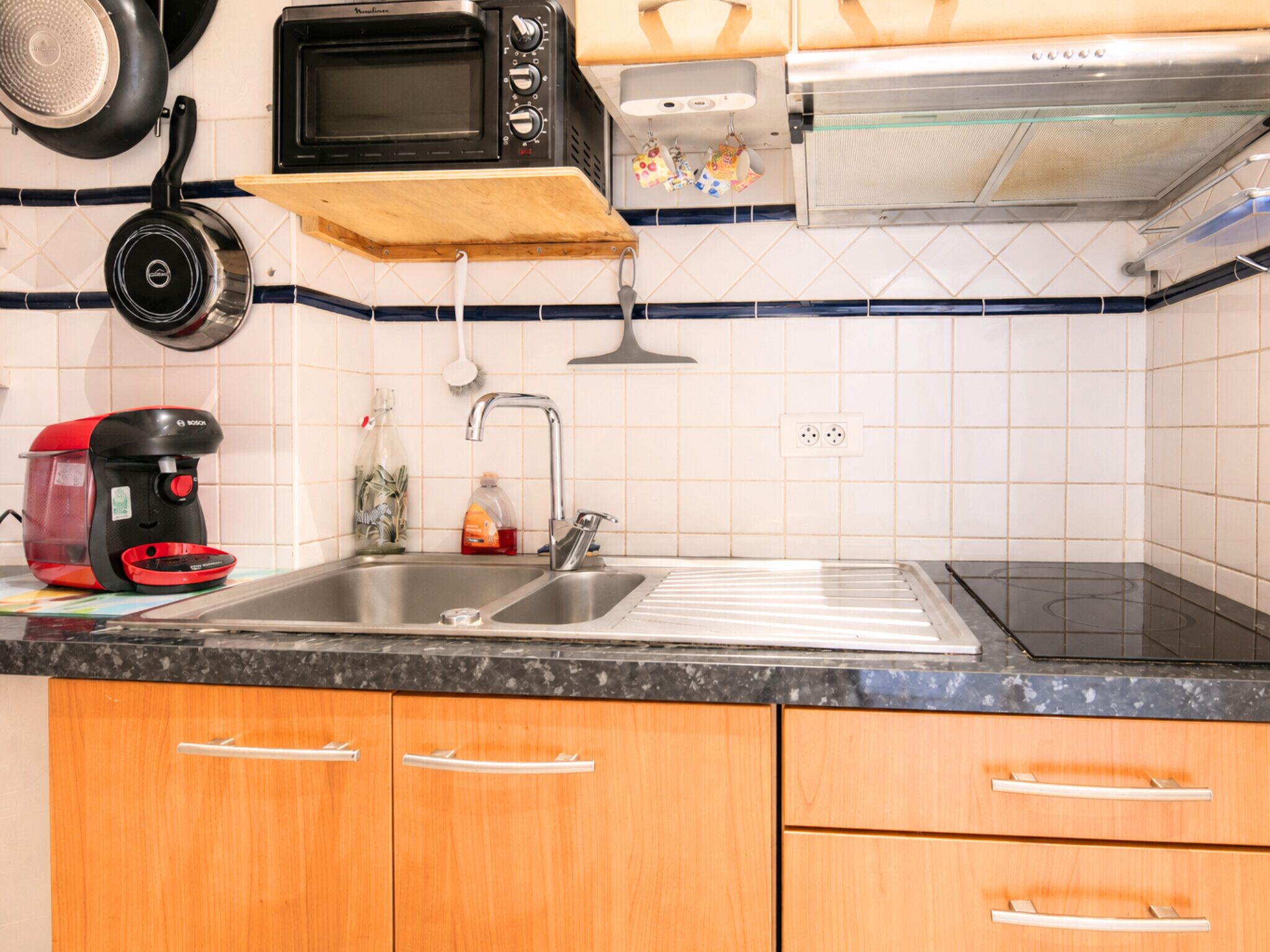 Coffee/tea maker, fridge, oven, stovetop
