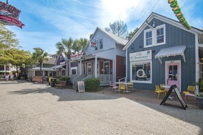 Eine Straße mit Gebäuden, darunter ein Restaurant und Austernhaus, eine Pizzeria und ein Café.