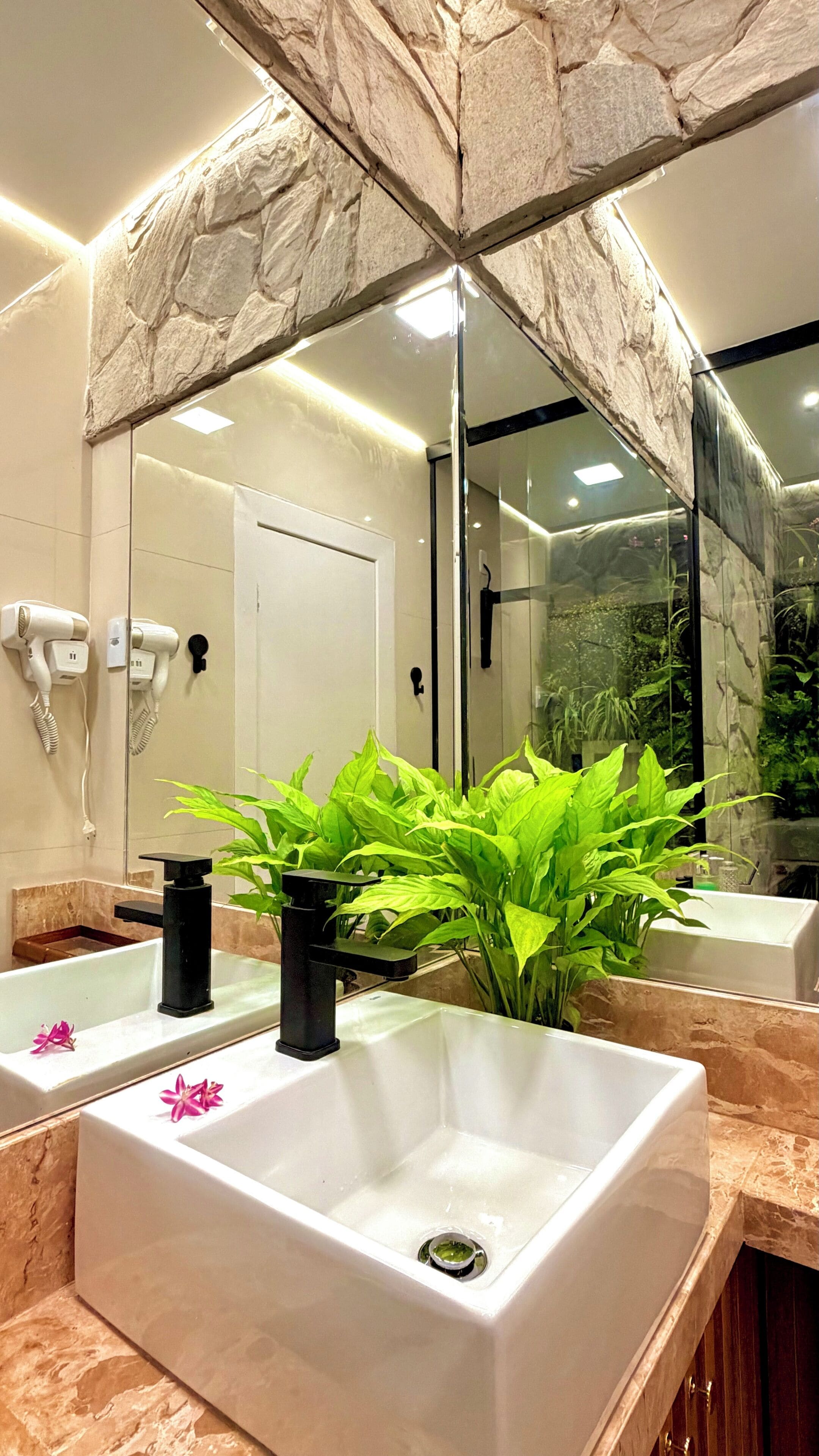 Chalé luxo, vista para o jardim | Banheiro | Chuveiro, produtos de toalete grátis, secador de cabelo 