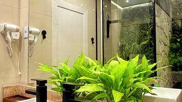Chalé luxo, vista para o jardim | Banheiro | Chuveiro, produtos de toalete grátis, secador de cabelo