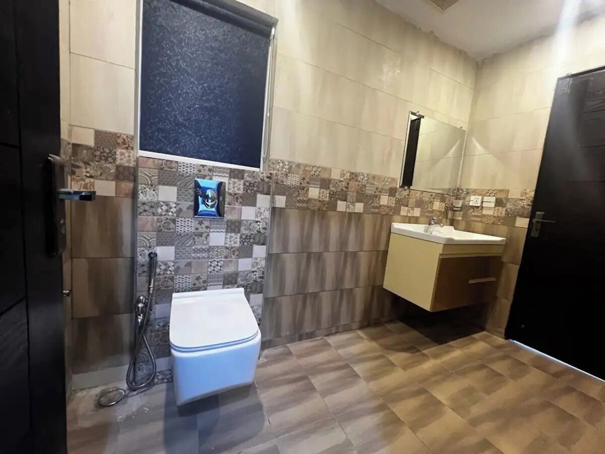 Un baño con inodoro, lavamanos y ducha.