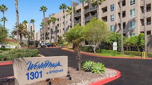 En moderne lejlighedsejer med et skilt, der viser "Worldmark 1301 by Wyndham".